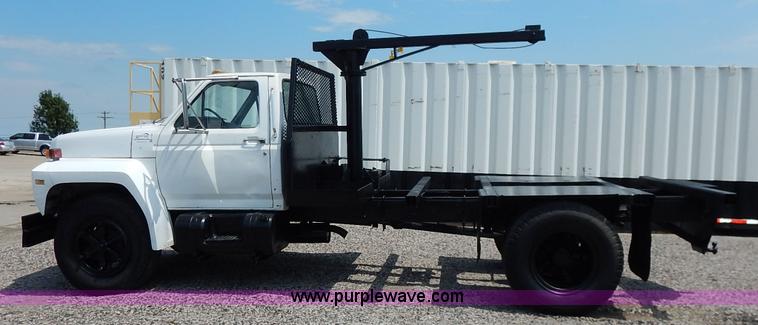 image for item K1556 1985 Ford F700 winch truck