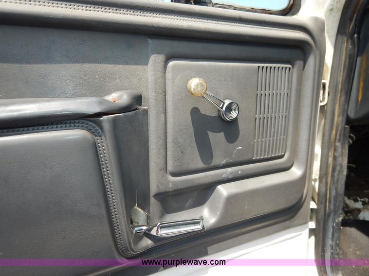 image for item K1556 1985 Ford F700 winch truck