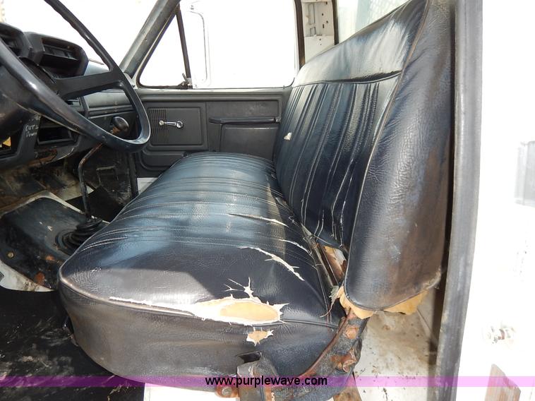 image for item K1556 1985 Ford F700 winch truck