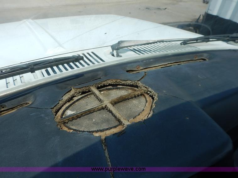 image for item K1556 1985 Ford F700 winch truck