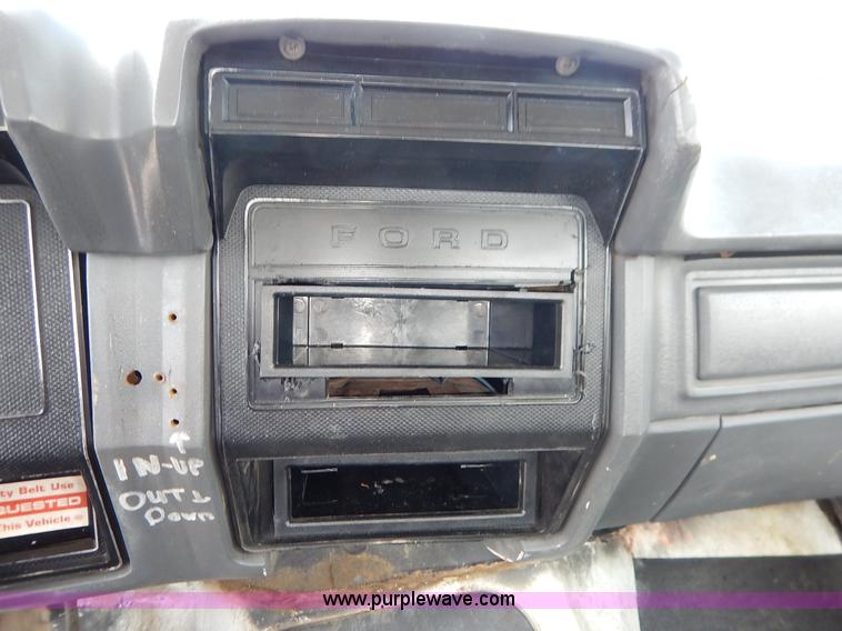 image for item K1556 1985 Ford F700 winch truck