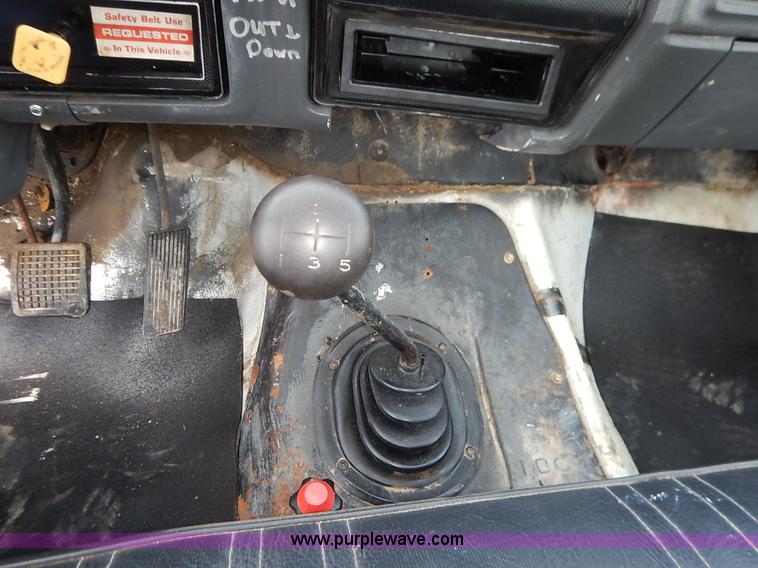 image for item K1556 1985 Ford F700 winch truck