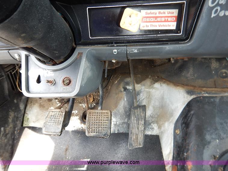 image for item K1556 1985 Ford F700 winch truck