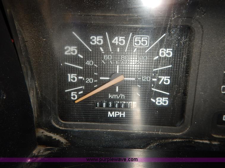 image for item K1556 1985 Ford F700 winch truck