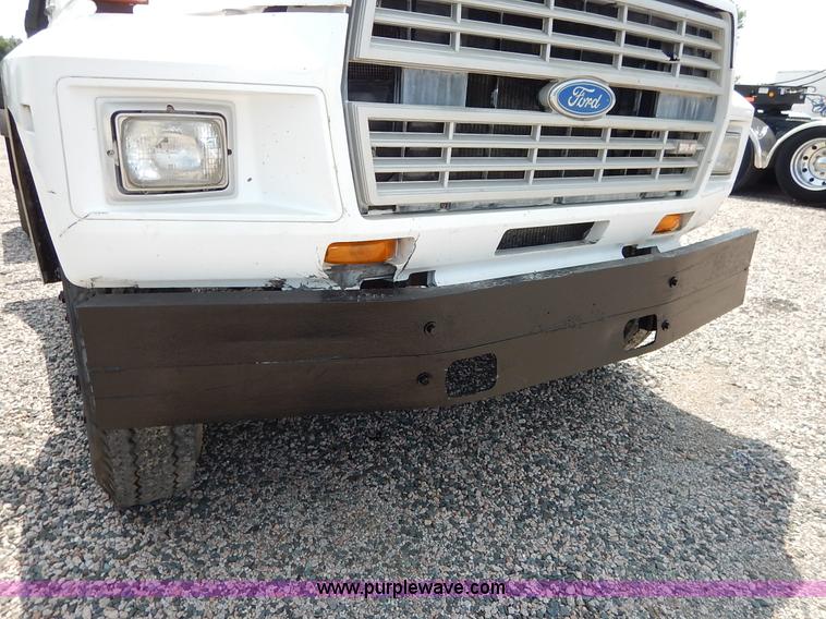 image for item K1556 1985 Ford F700 winch truck
