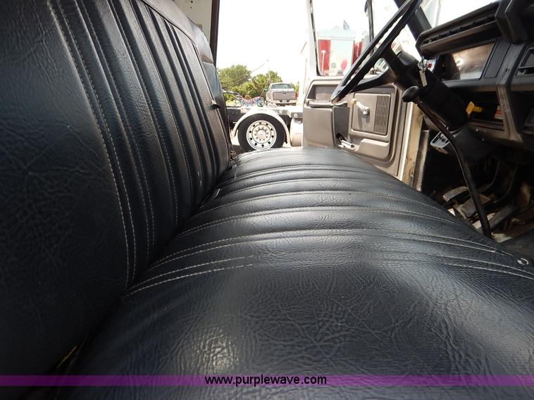 image for item K1556 1985 Ford F700 winch truck