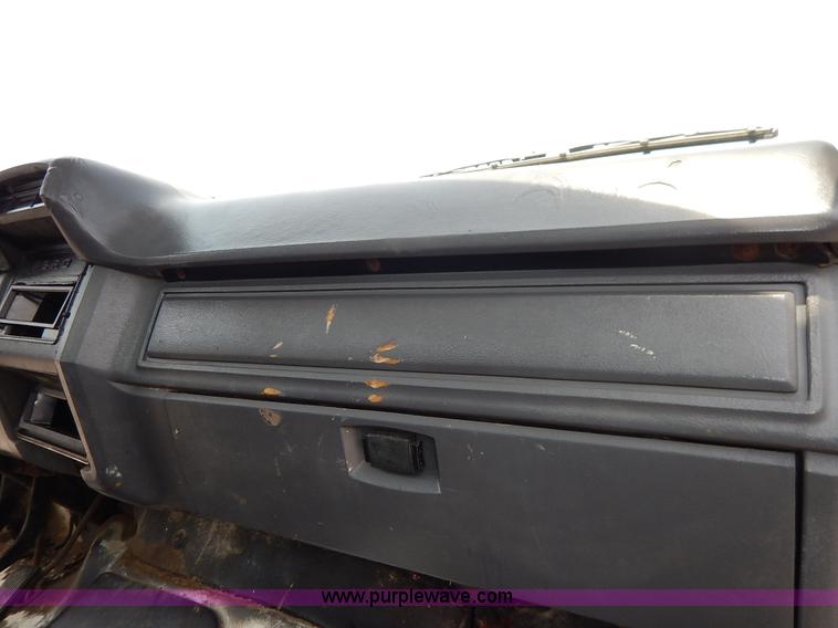 image for item K1556 1985 Ford F700 winch truck