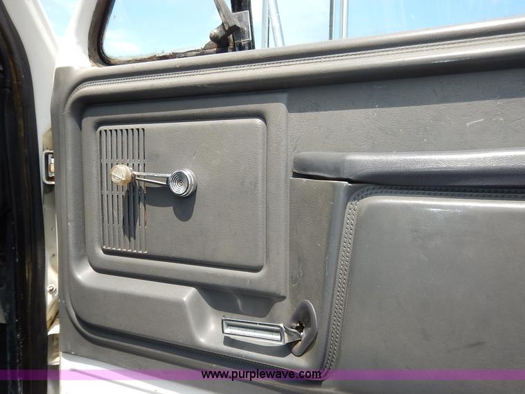 image for item K1556 1985 Ford F700 winch truck