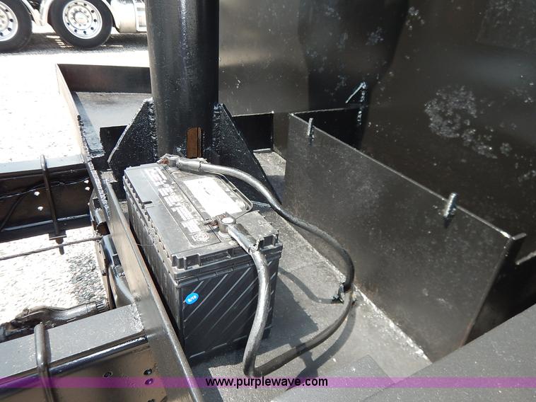 image for item K1556 1985 Ford F700 winch truck