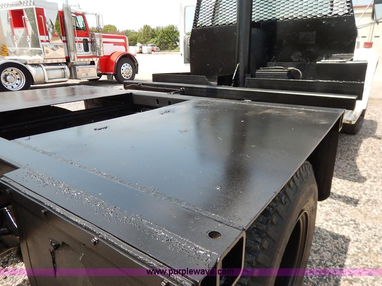 image for item K1556 1985 Ford F700 winch truck