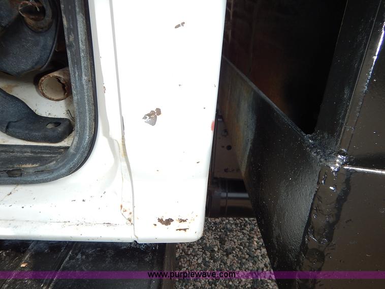 image for item K1556 1985 Ford F700 winch truck