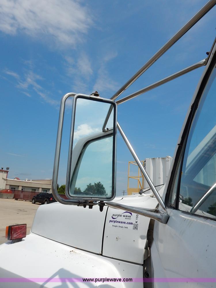 image for item K1556 1985 Ford F700 winch truck