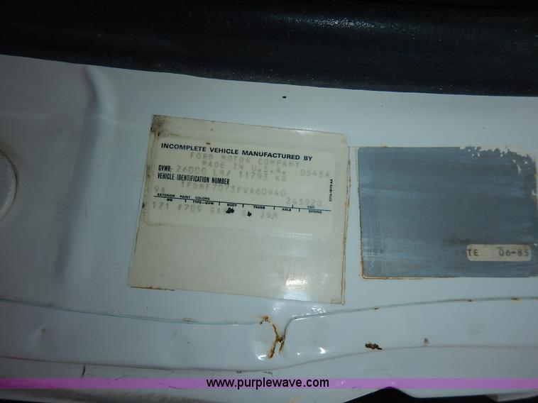 image for item K1556 1985 Ford F700 winch truck