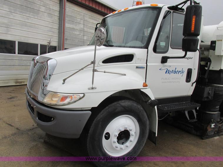 image for item K2178 2008 International DuraStar 4300 sweeper truck