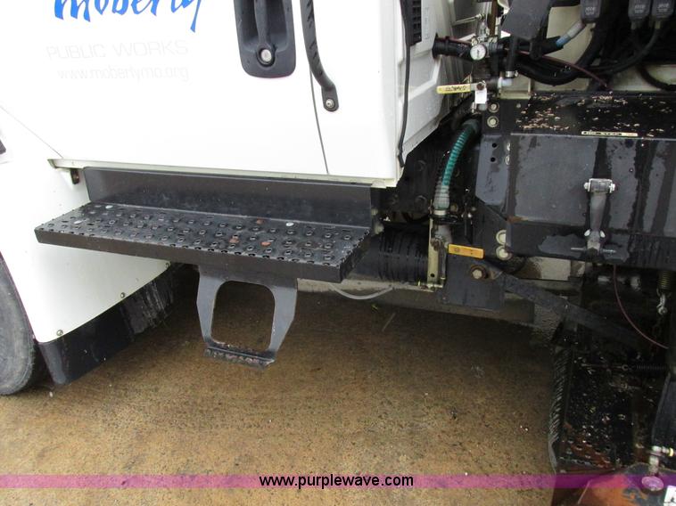image for item K2178 2008 International DuraStar 4300 sweeper truck