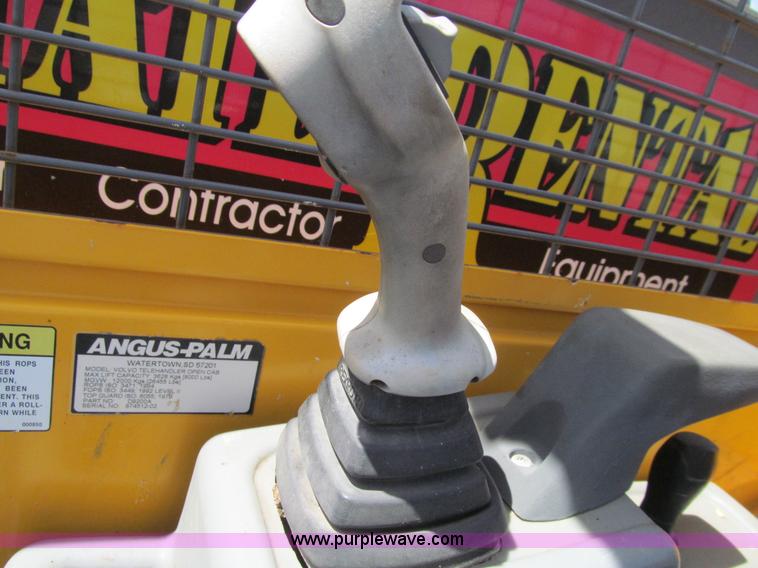 image for item K5743 2003 Volvo TL90 telehandler