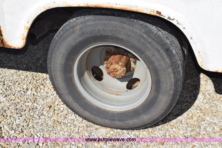 image for item K6195 1996 Ford F350 Super Duty XL service truck with crane