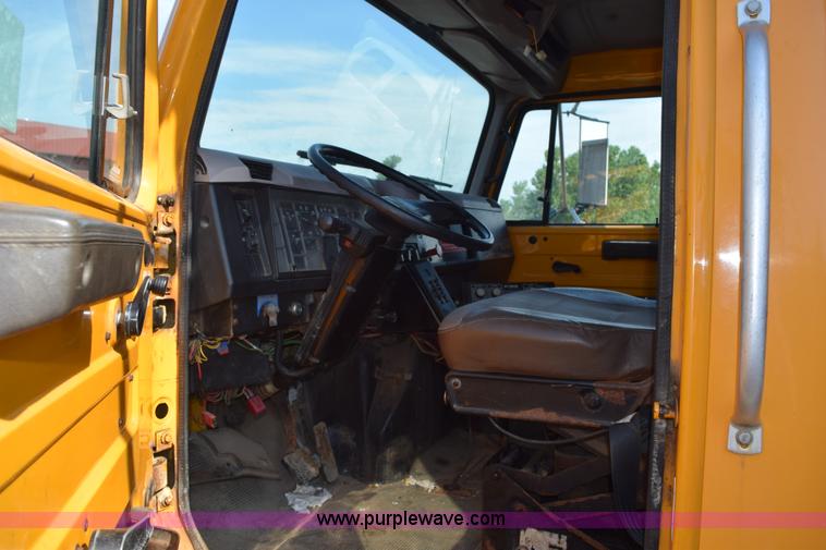 image for item K6198 1999 International 4900 dump truck