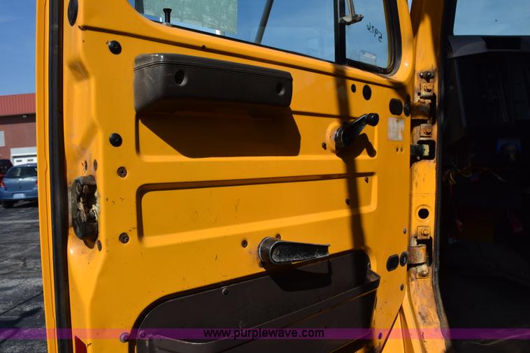 image for item K6198 1999 International 4900 dump truck