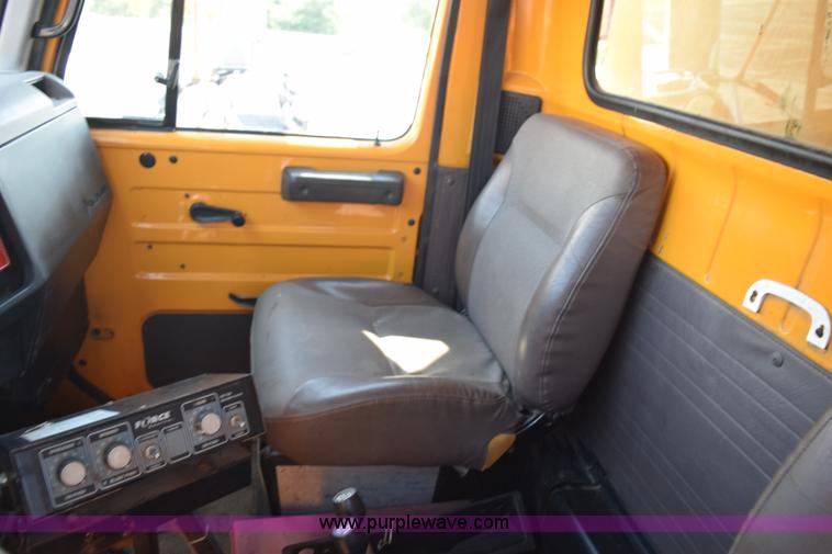 image for item K6198 1999 International 4900 dump truck