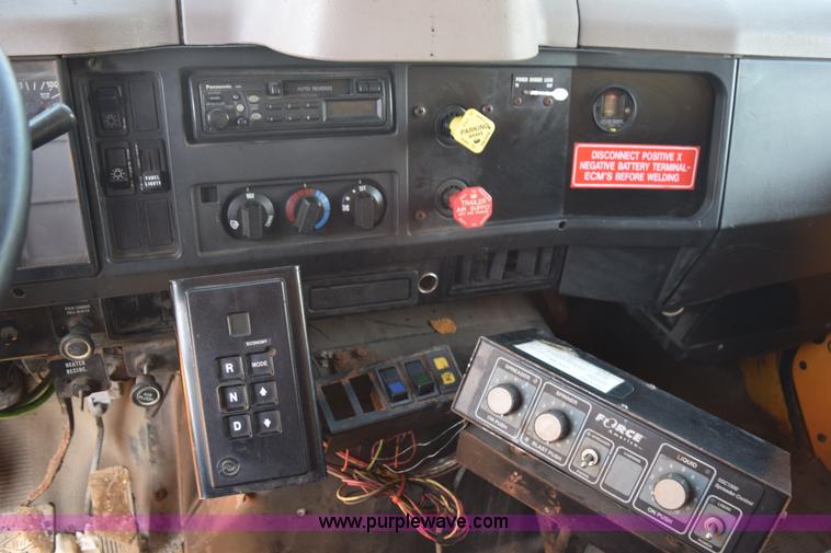 image for item K6198 1999 International 4900 dump truck