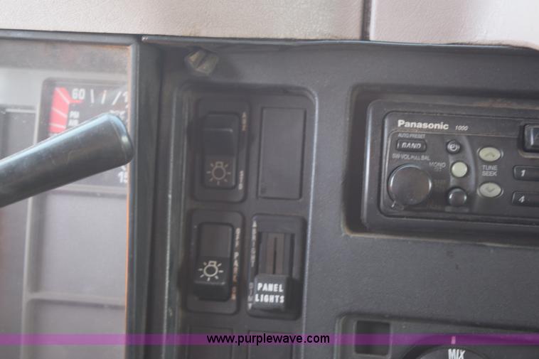 image for item K6198 1999 International 4900 dump truck