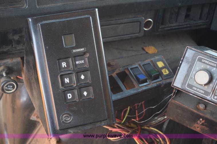 image for item K6198 1999 International 4900 dump truck