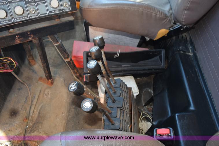 image for item K6198 1999 International 4900 dump truck