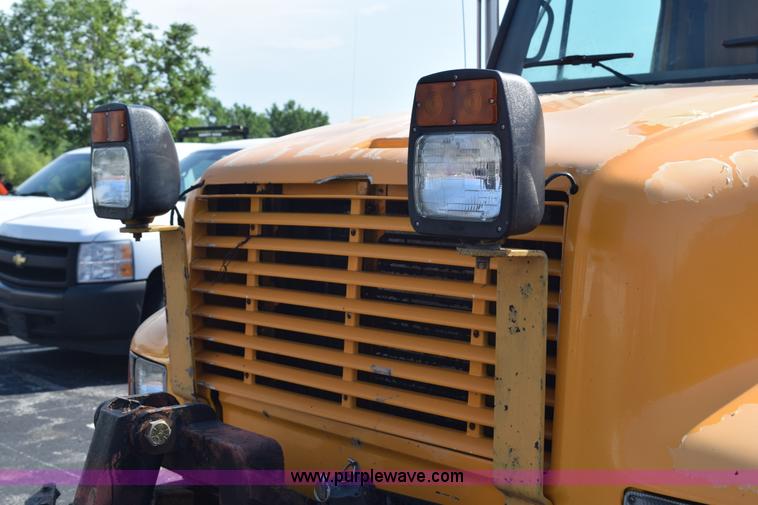 image for item K6198 1999 International 4900 dump truck