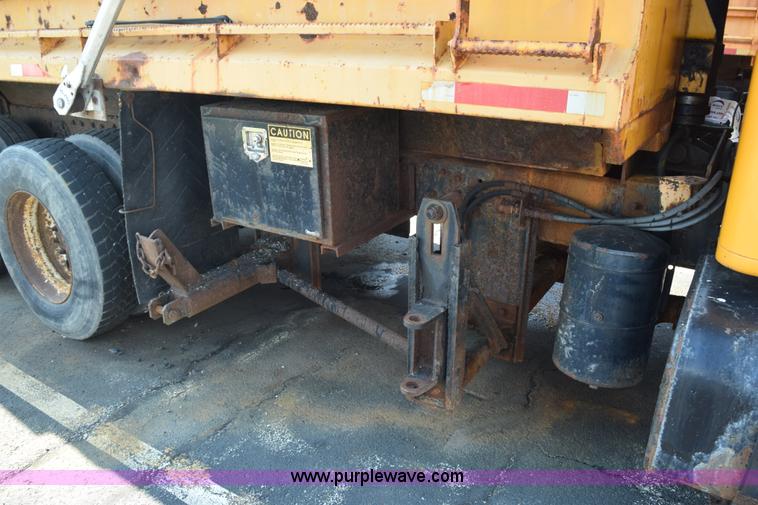 image for item K6198 1999 International 4900 dump truck