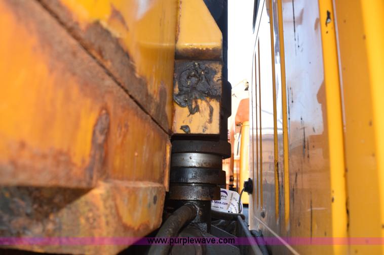 image for item K6198 1999 International 4900 dump truck