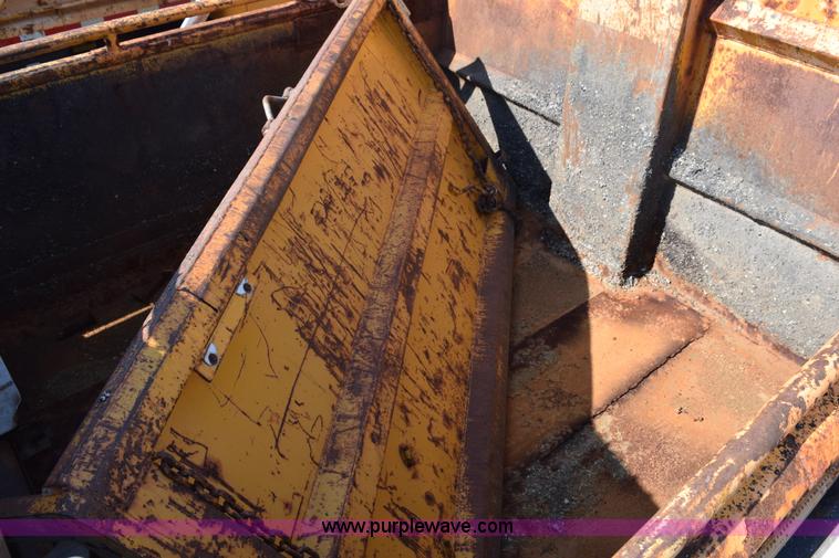 image for item K6198 1999 International 4900 dump truck