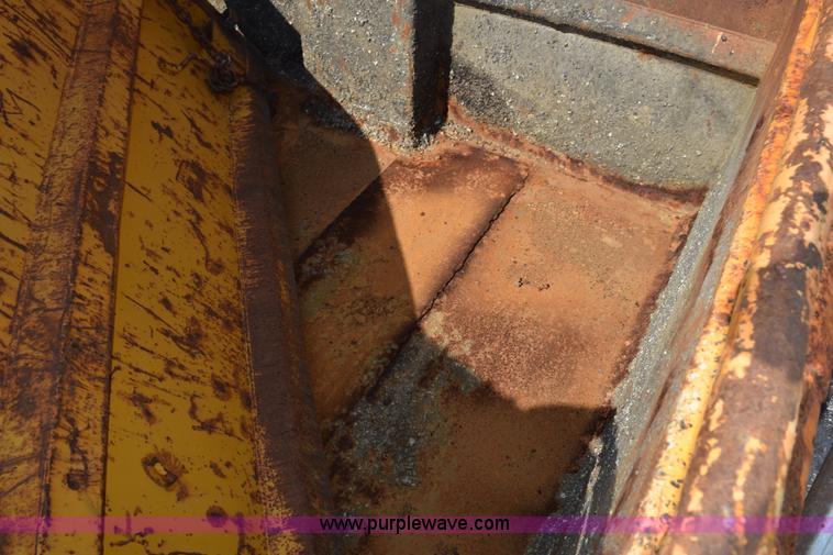 image for item K6198 1999 International 4900 dump truck