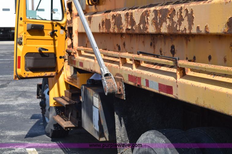 image for item K6198 1999 International 4900 dump truck