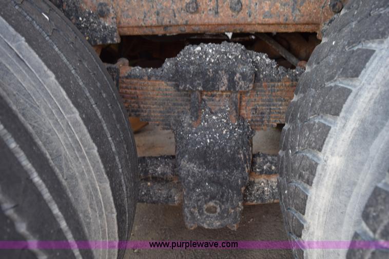 image for item K6198 1999 International 4900 dump truck