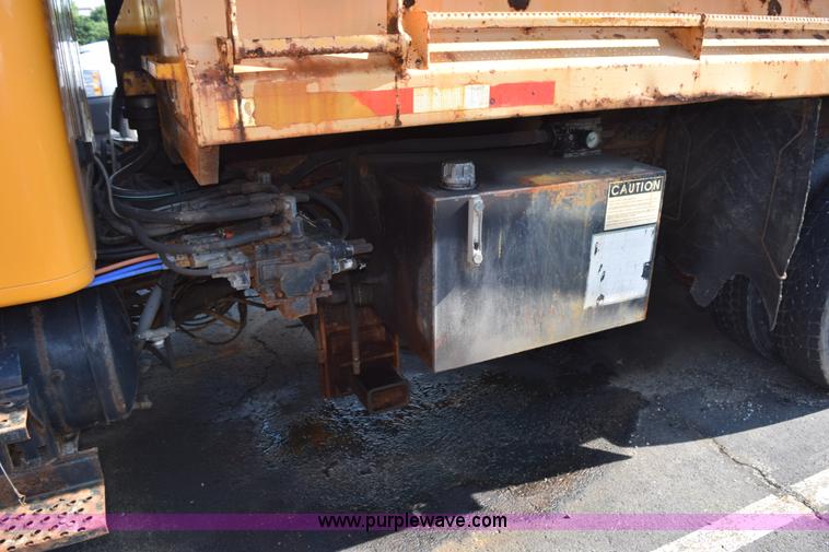 image for item K6198 1999 International 4900 dump truck