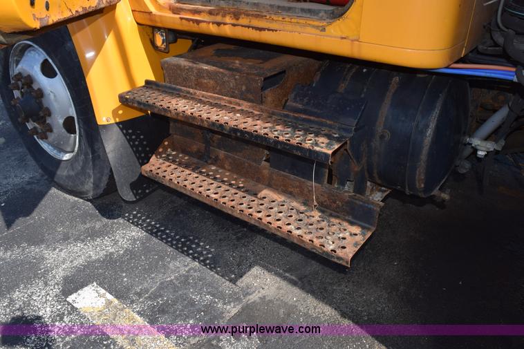 image for item K6198 1999 International 4900 dump truck