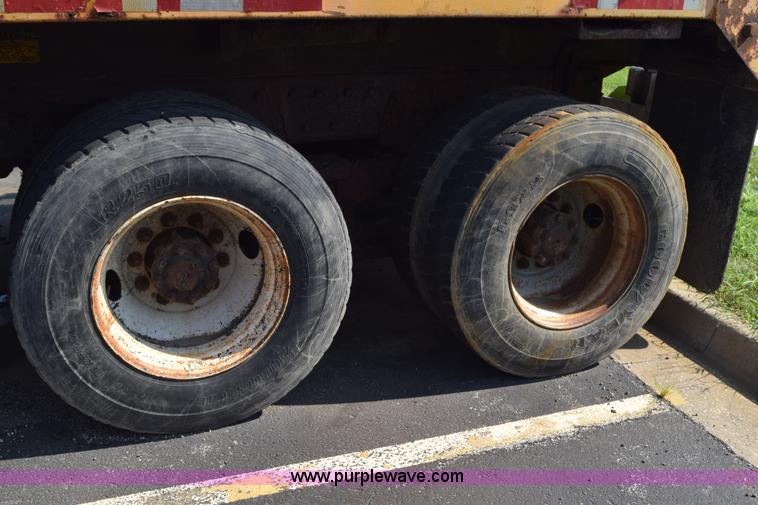 image for item K6198 1999 International 4900 dump truck