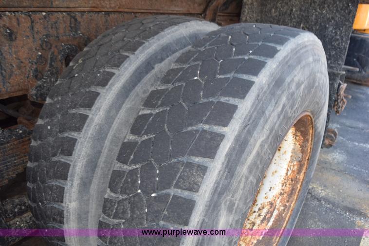 image for item K6198 1999 International 4900 dump truck