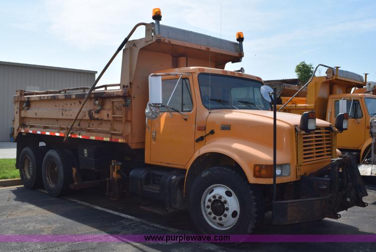 image for item K6199 2001 International 4900 dump truck