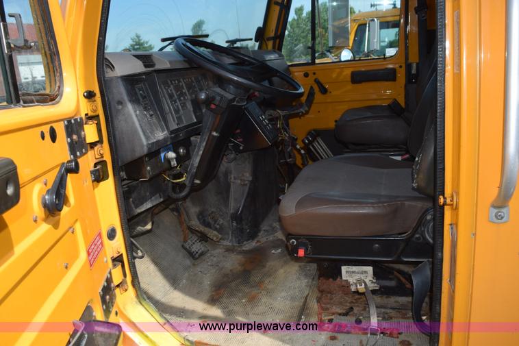 image for item K6199 2001 International 4900 dump truck