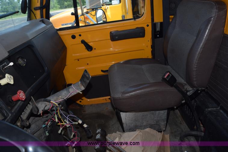 image for item K6199 2001 International 4900 dump truck