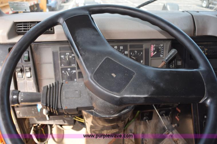 image for item K6199 2001 International 4900 dump truck