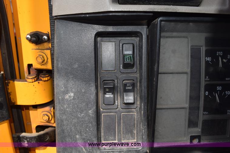 image for item K6199 2001 International 4900 dump truck