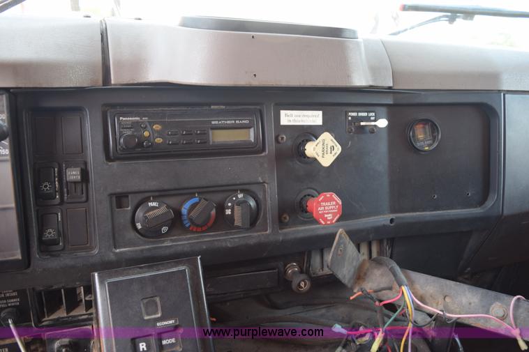 image for item K6199 2001 International 4900 dump truck