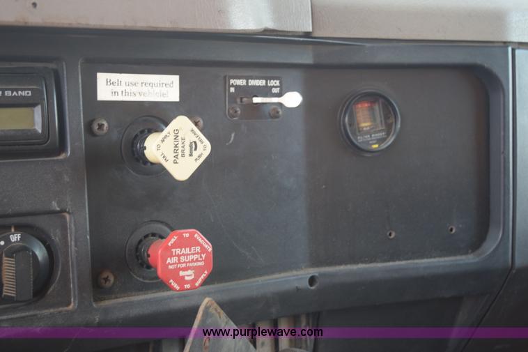 image for item K6199 2001 International 4900 dump truck