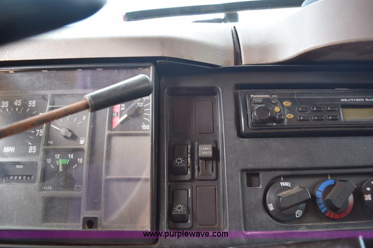 image for item K6199 2001 International 4900 dump truck