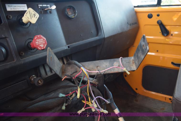 image for item K6199 2001 International 4900 dump truck