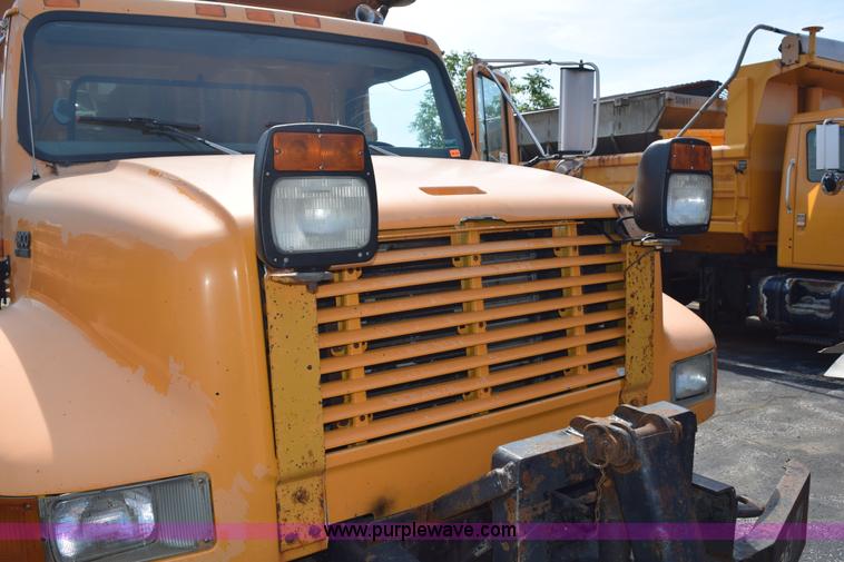 image for item K6199 2001 International 4900 dump truck