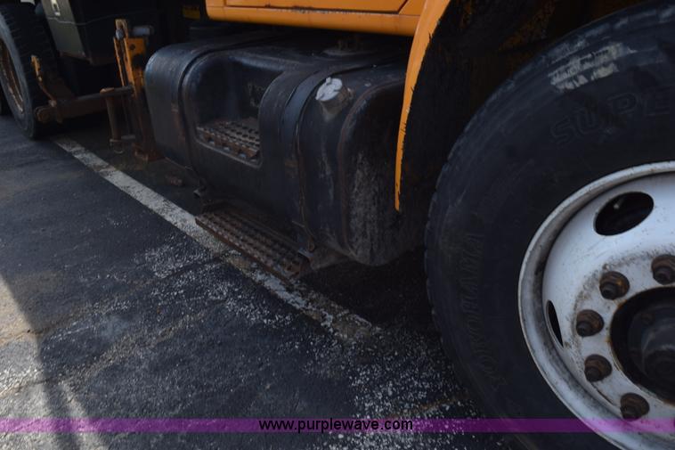 image for item K6199 2001 International 4900 dump truck